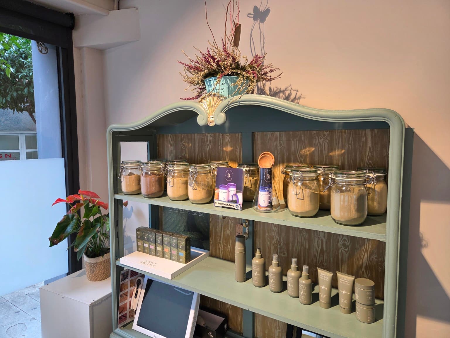 Aparador vintage amb pots de plantes i productes Simply Organic a Gio Studio