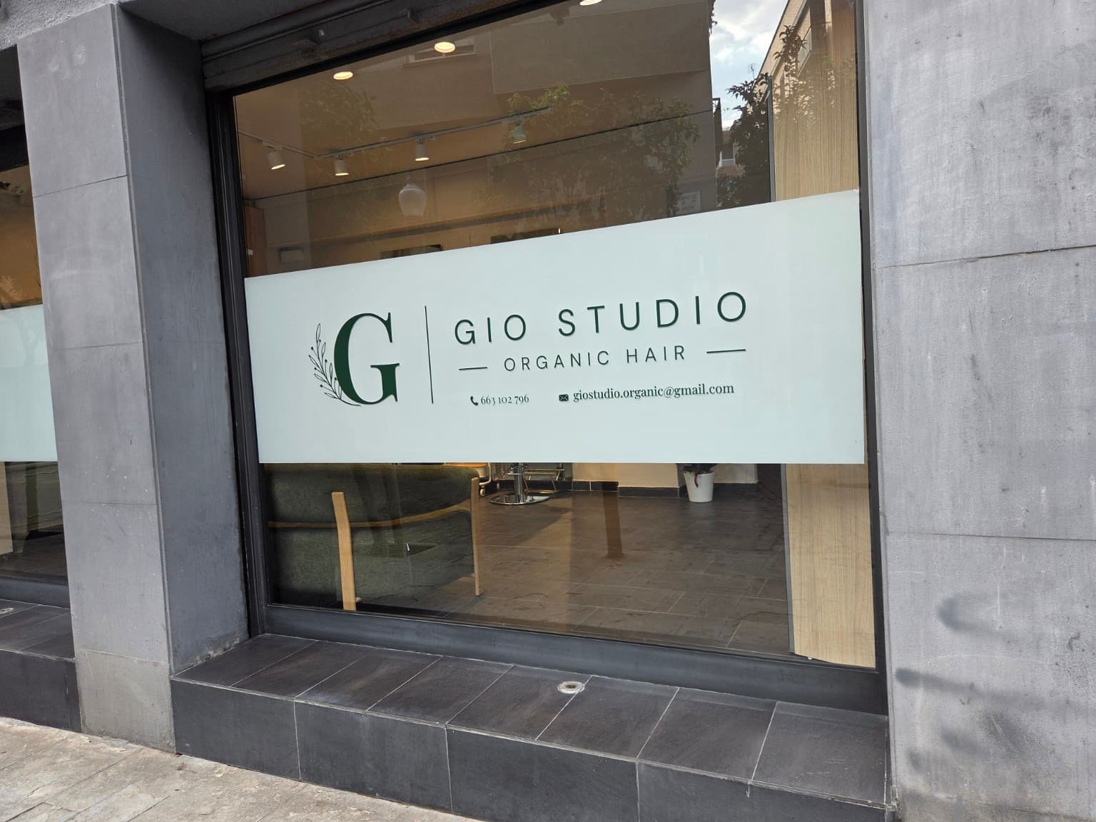 Façana de Gio Studio Organic Hair al Carrer de Monlau 47, Barcelona