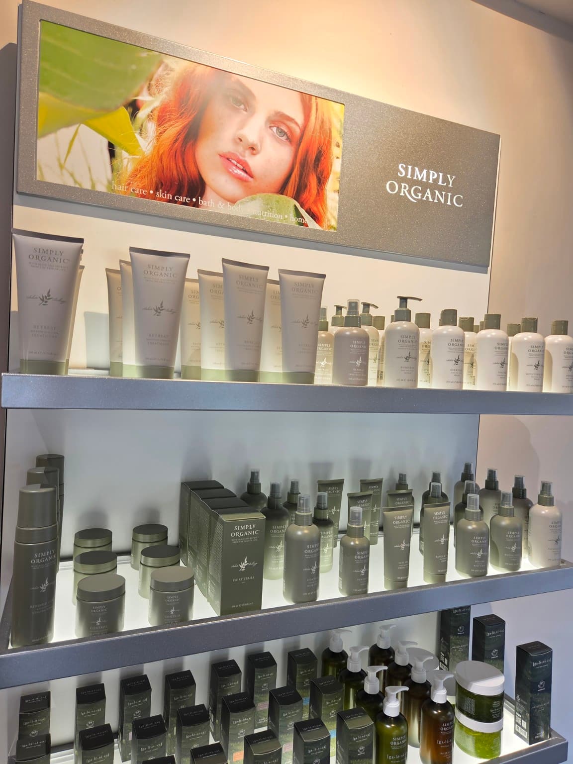 Prestatgeria amb productes Simply Organic a Gio Studio, perruqueria orgànica de Barcelona
